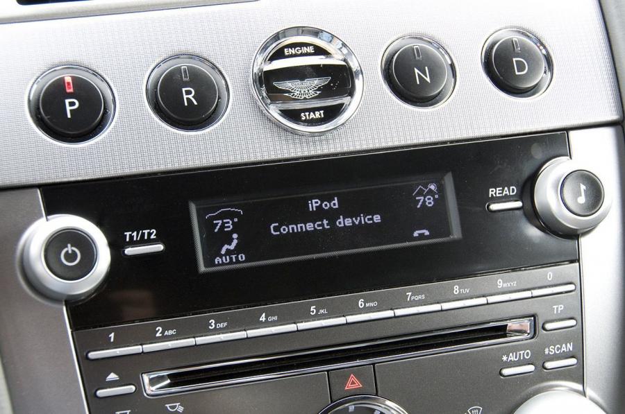 Детали интерьера Aston Martin Rapide 2010 года  (NA) (фото 24 из 57)